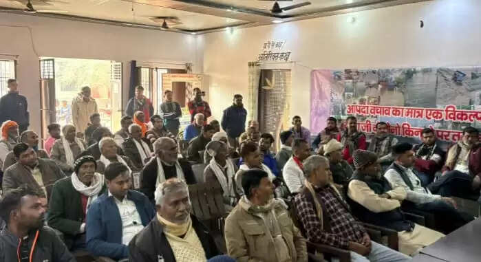 फर्रुखाबाद में तट बंध बनाने को लेकर किसान आंदोलित