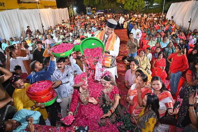 भोपालः नरेला होली मिलन समारोह का भव्य समापन, मंत्री सारंग ने नागरिकों संग खेली फूलों की होली