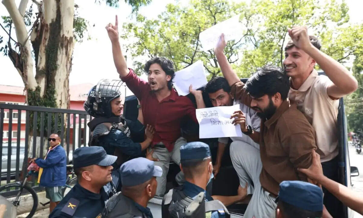 नेपाल में शिक्षा मंत्री के खिलाफ विश्वविद्यालय में प्रदर्शन, इस्तीफे की मांग