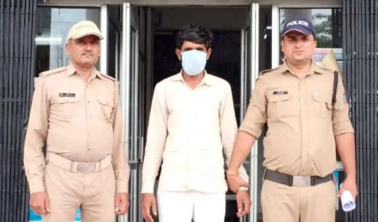 पांच हजार का इनामी आरोपित गिरफ्तार