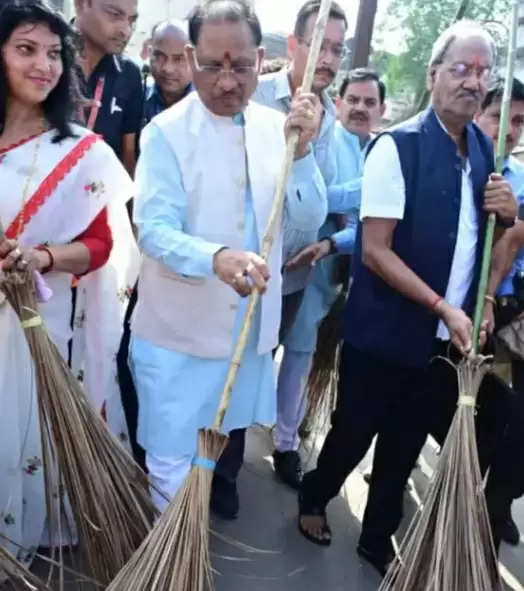 मुख्यमंत्री साय ने महात्मा गांधी और पूर्व प्रधानमंत्री लाल बहादुर शास्त्री को दी श्रद्धांजलि