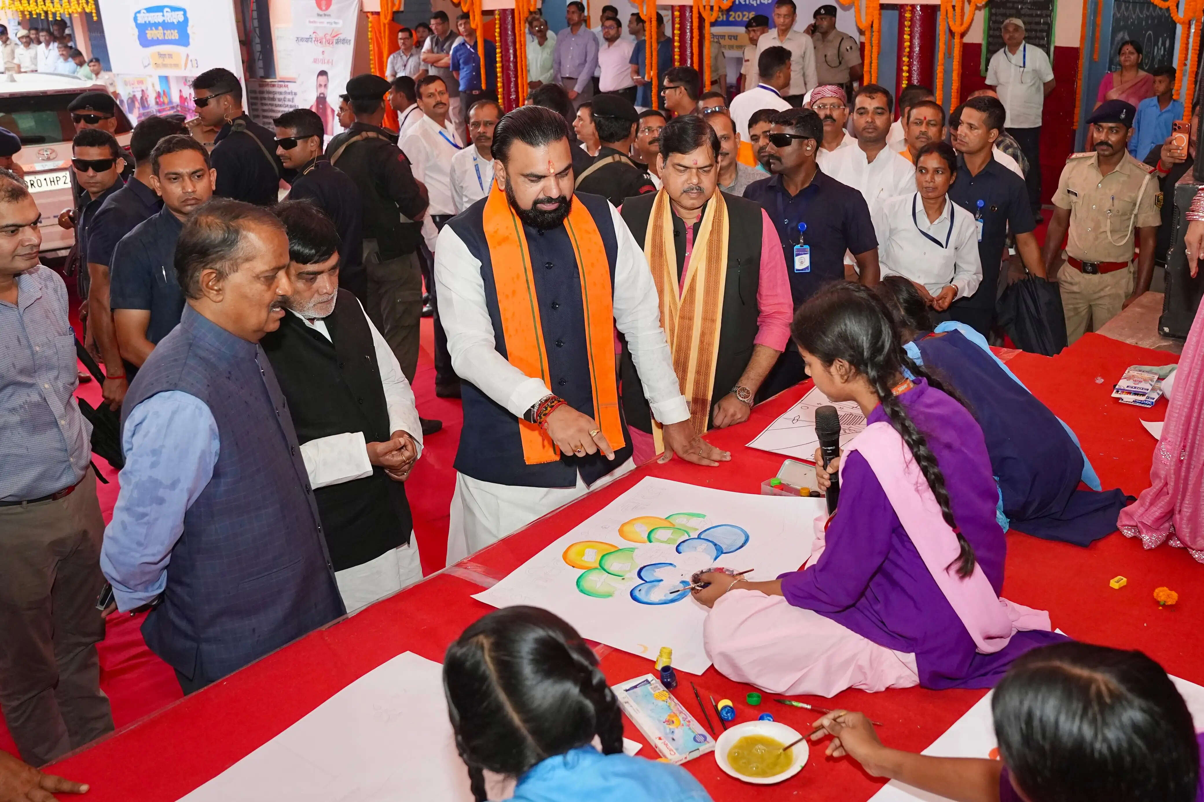 मुख्यमंत्री ने विद्यार्थियों को नियमित विद्यालय आने, होमवर्क करने और पढ़ाई में निरंतर मेहनत करने की सलाह दी