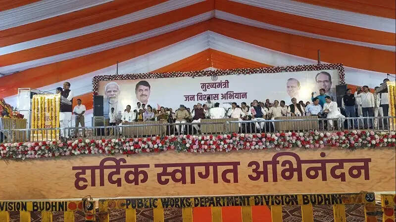 मप्रः केंद्रीय मंत्री शिवराज सिंह ने नागरिकों से किया संवाद, समस्याएं सुन मौके पर कराया निराकरण