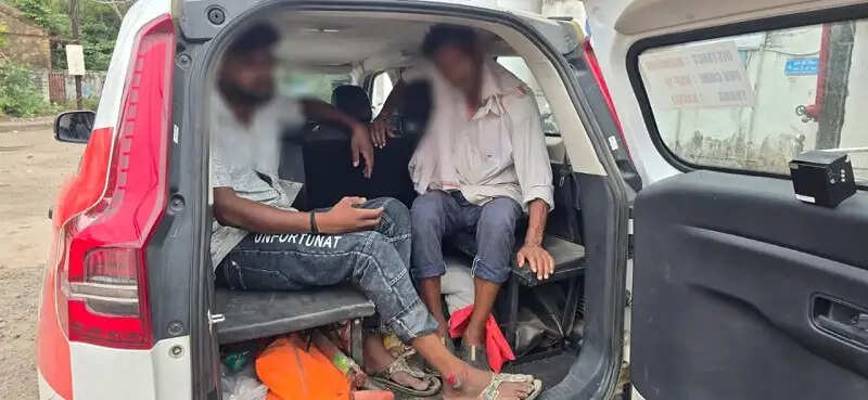 नरसिंहपुरः डायल-112 के जवानों ने सड़क दुर्घटना में घायल 03 लोगों को त्वरित सहायता से पहुँचाया अस्पताल