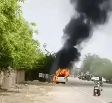 चलती कार बनी आग का गोला