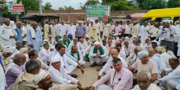 शासन प्रशासन को अधिकारी न पहुंचने पर किसानों ने लगाया जाम