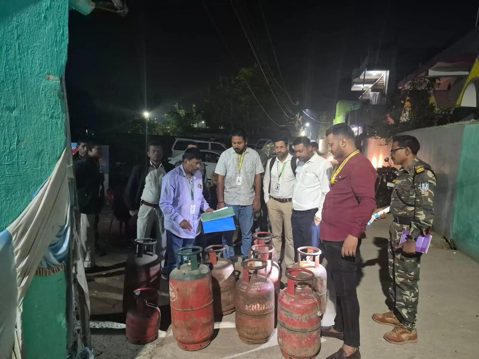 अवैध गैस कारोबार पर प्रशासन की कार्रवाई, छापेमारी में सिलेंडर और रिफिलिंग मशीन बरामद