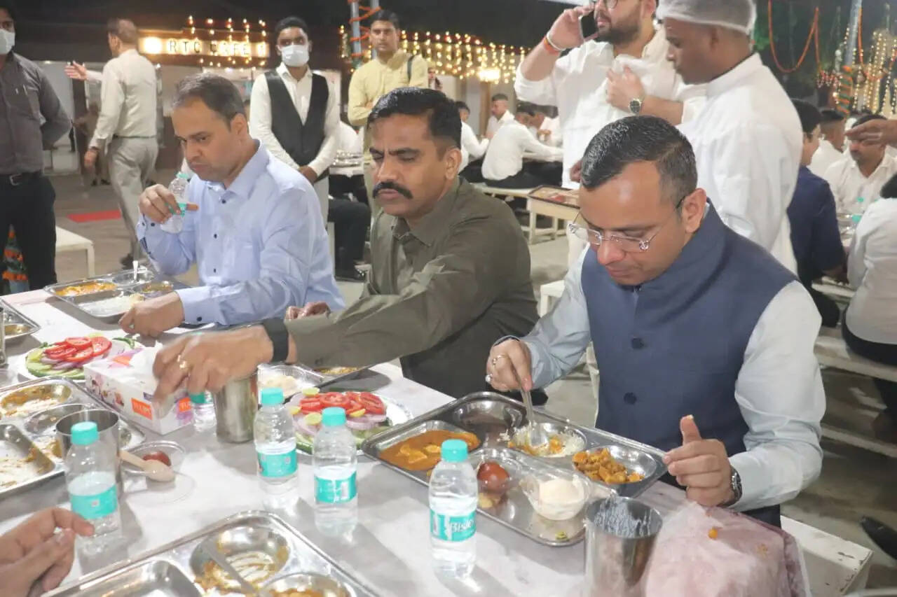 डीआईजी, जिलाधिकारी और वरिष्ठ पुलिस अधीक्षक ने&nbsp;प्रशिक्षु सिपाहियों को परोसा भोजन