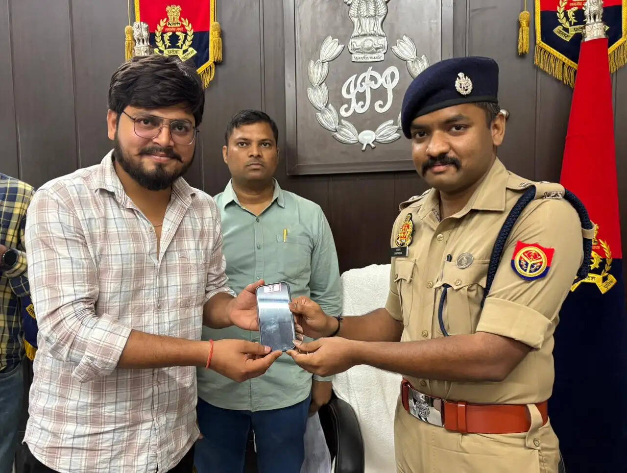 अमेठी पुलिस ने 178 खोए मोबाइल खोज निकाला