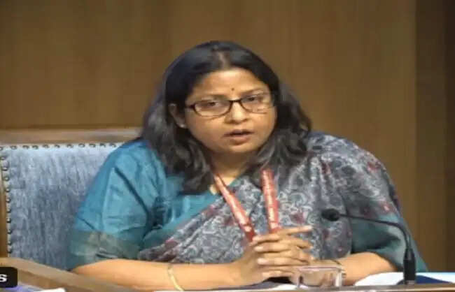 देश में 60 दिनों के कच्चा तेल का भंडार मौजूद, आठ राज्यों को कमर्शियल एलपीजी कोटा १० फीसदी बढ़ा