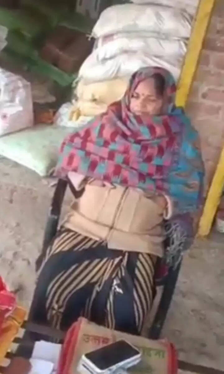 यूरिया खाद महंगे दामों पर बेचने का वीडियो वायरल, कृषि अधिकारी कर रहें जांच