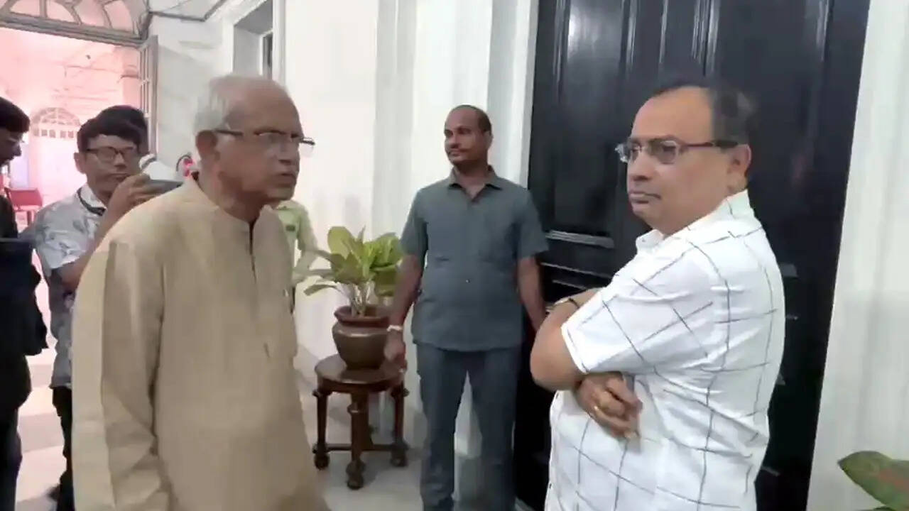बंगाल में विपक्ष के नेता का दर्जा नहीं मिलने पर विधानसभा में स्पीकर कक्ष के बाहर धरने पर बैठे तृणमूल विधायक