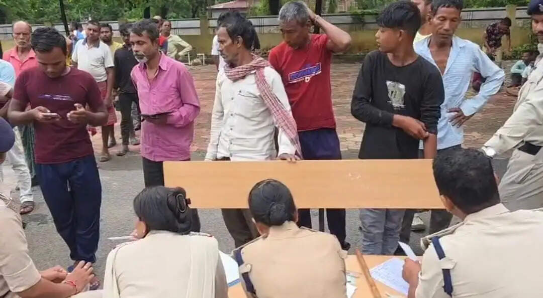 जांजगीर-चांपा में बाहरी मजदूरों का पुलिस सत्यापन अभियान, 150 श्रमिकों की जांच, 130 संदिग्धों से पूछताछ