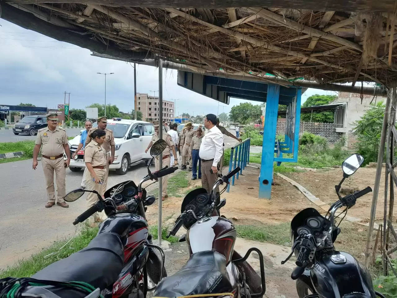 यातायात व्यवस्था को बेहतर बनाने के लिए वाहनों को निर्धारित स्थान पर ही रोका जाए