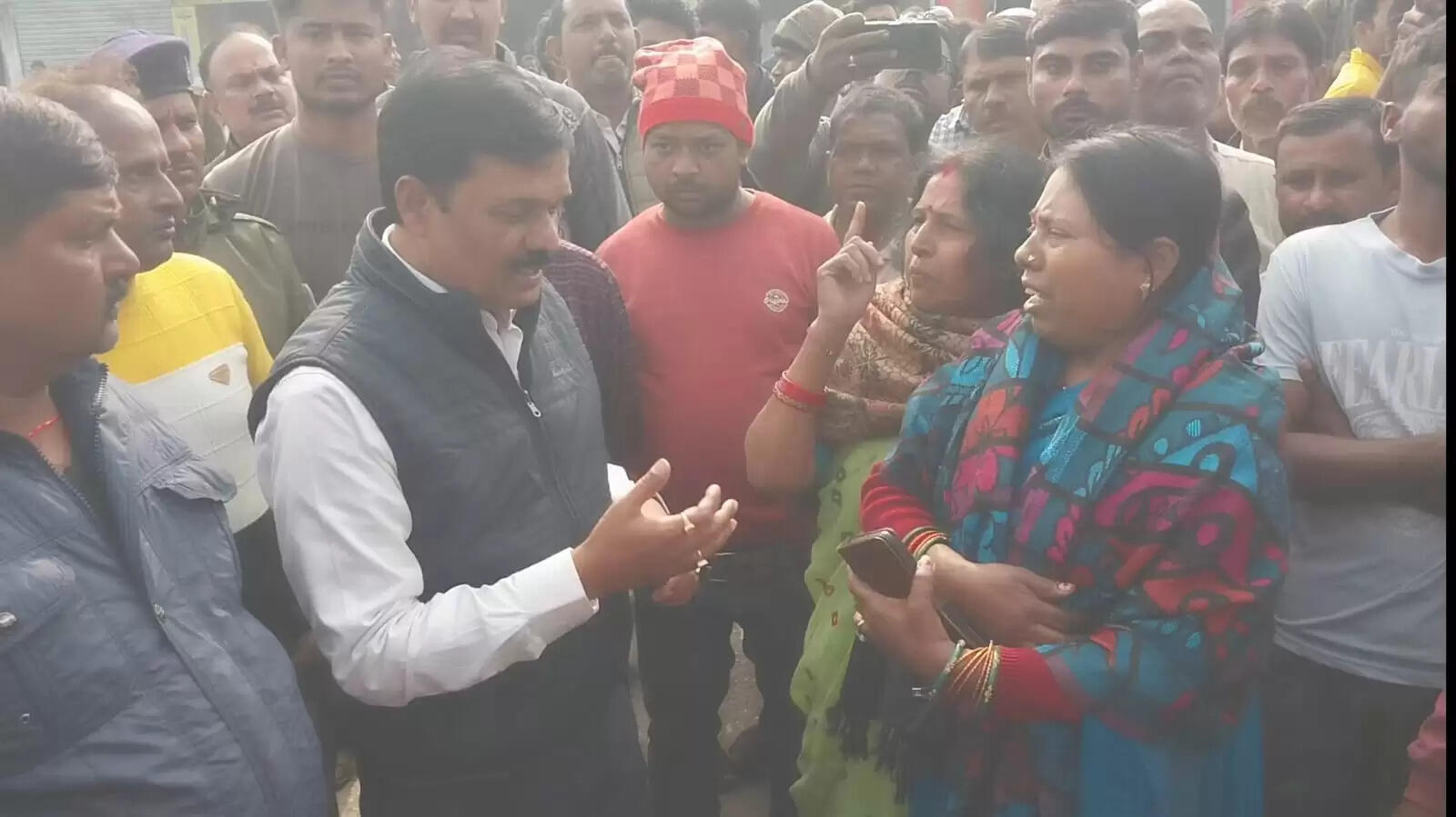 बरकाकाना बाजार पर प्रशासन का चला बुलडोजर