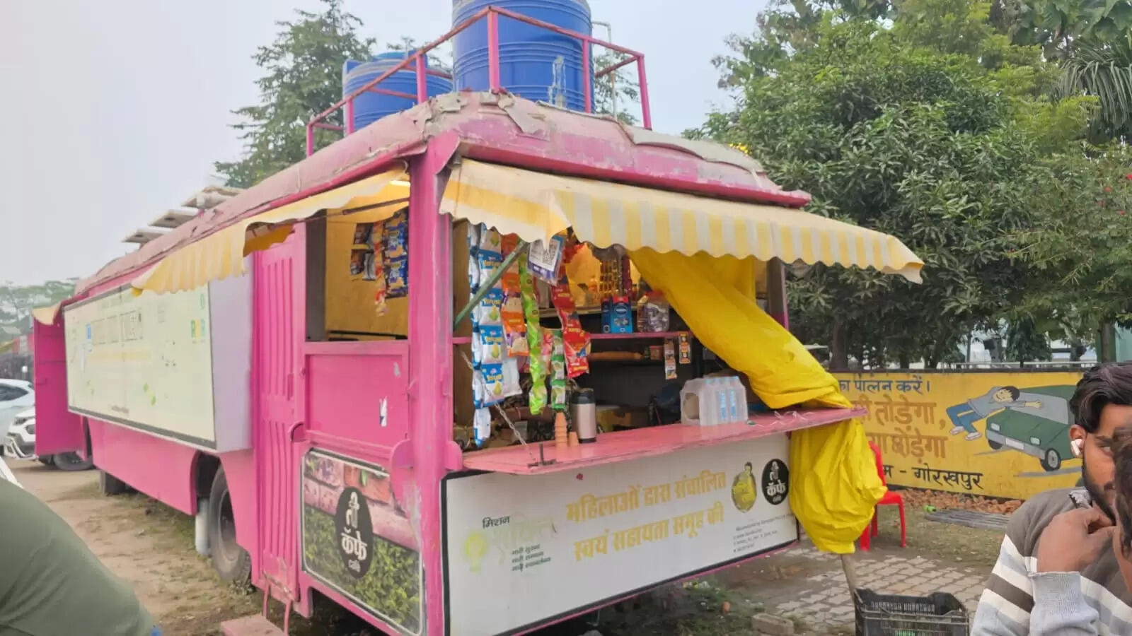 कबाड़ बस को बना दिया रोजगार का जरिया