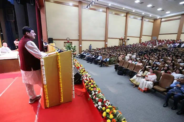 जनसेवा के भाव से शासकीय सेवा में अपने कर्तव्यों का निर्वहन करें नवनियुक्त अधिकारी : मुख्यमंत्री डॉ. यादव