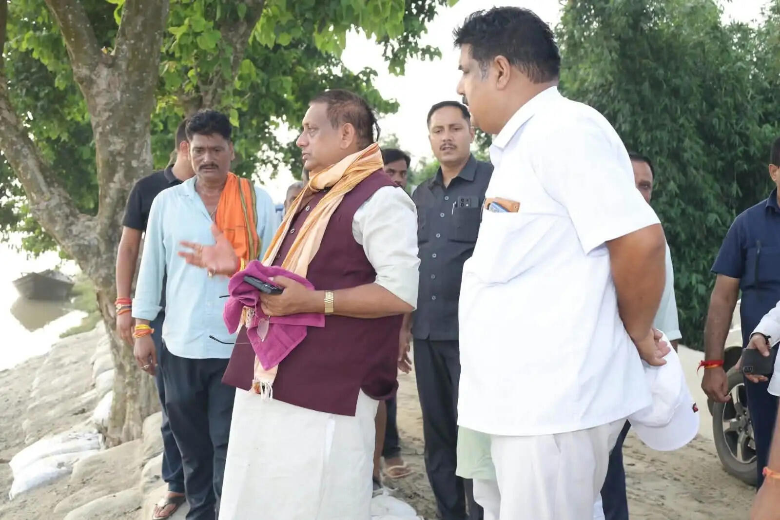 पथ निर्माण मंत्री ने किया जमींदारी तटबंध का निरीक्षण, अधिकारियों को दिए अलर्ट रहने के निर्देश