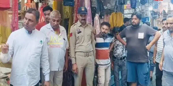 गंदे पानी से बेहाल मेन बाजार पहुंचे विधायक भारत भूषण-विभागों की कार्यप्रणाली पर उठाए सवाल, सफाई कार्य शुरू