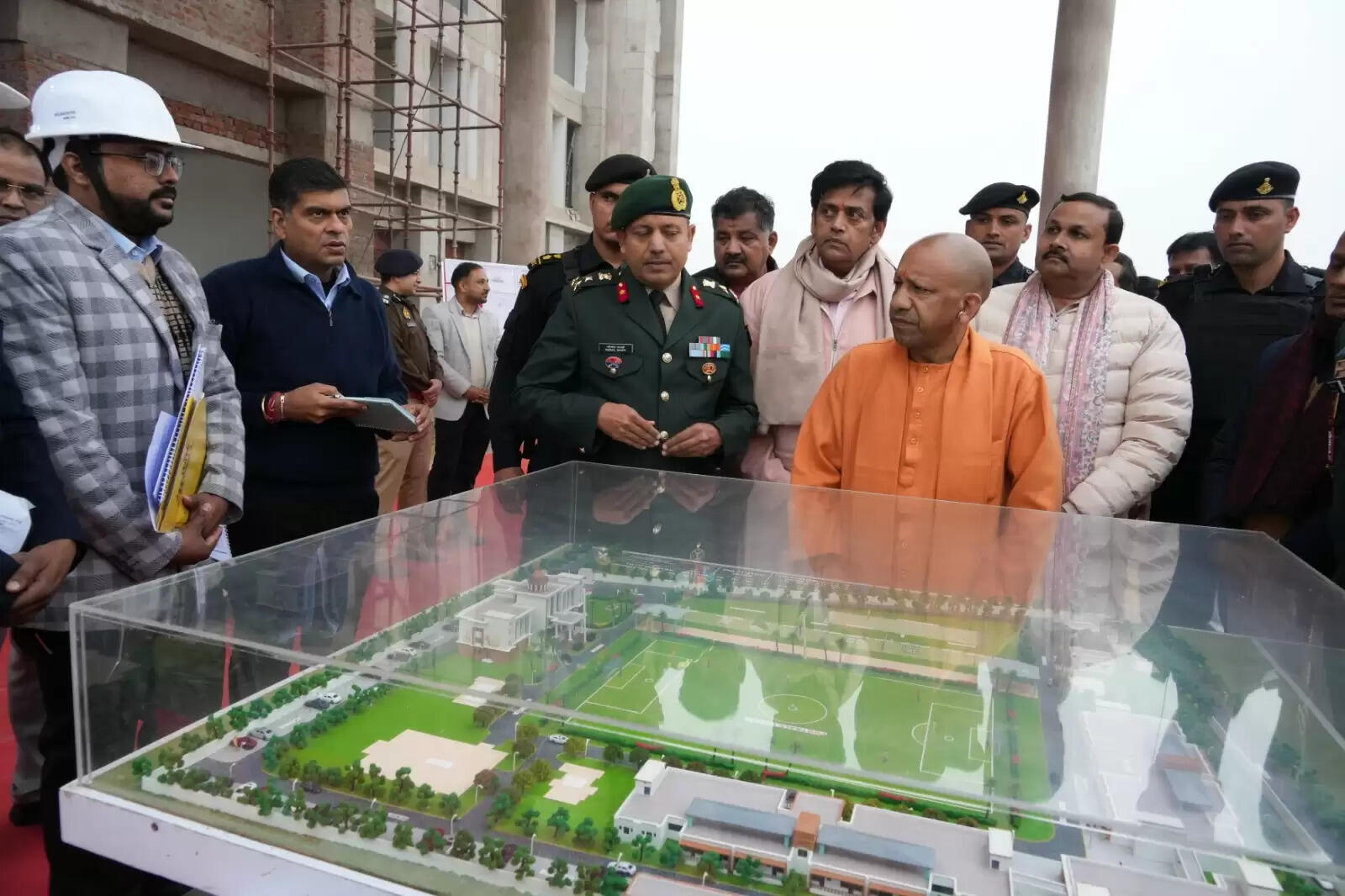 कार्य में लाएं तेजी, गुणवत्ता का रखें विशेष ध्यान : सीएम योगी