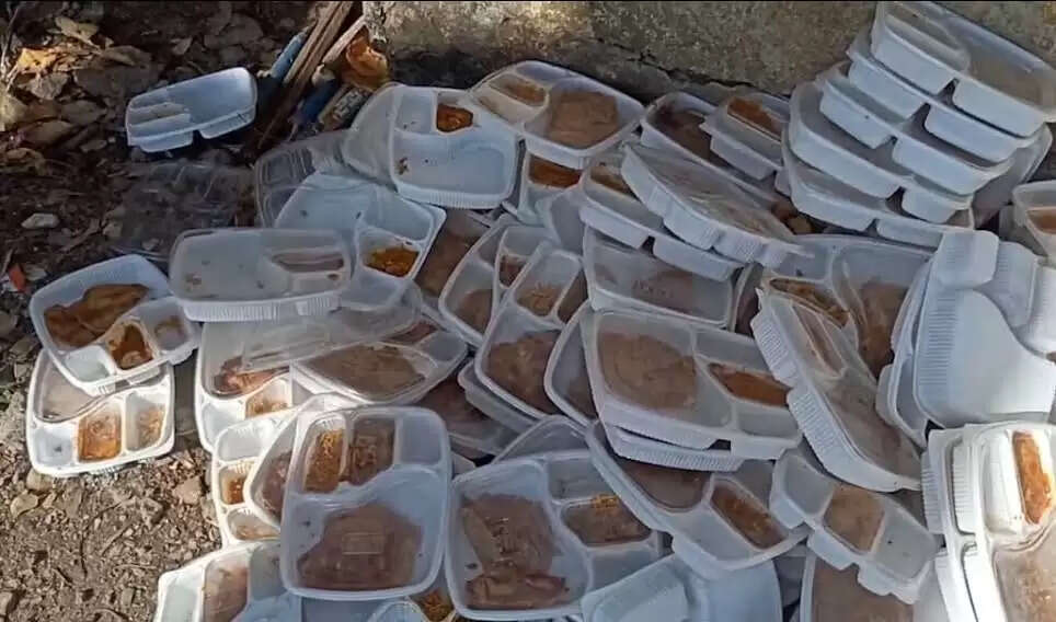 मंदसौरः सांसद खेल महोत्सव में घटिया भोजन बांटने का आरोप, बच्चों ने बिना खाए कचरे में फेंके पैकेट