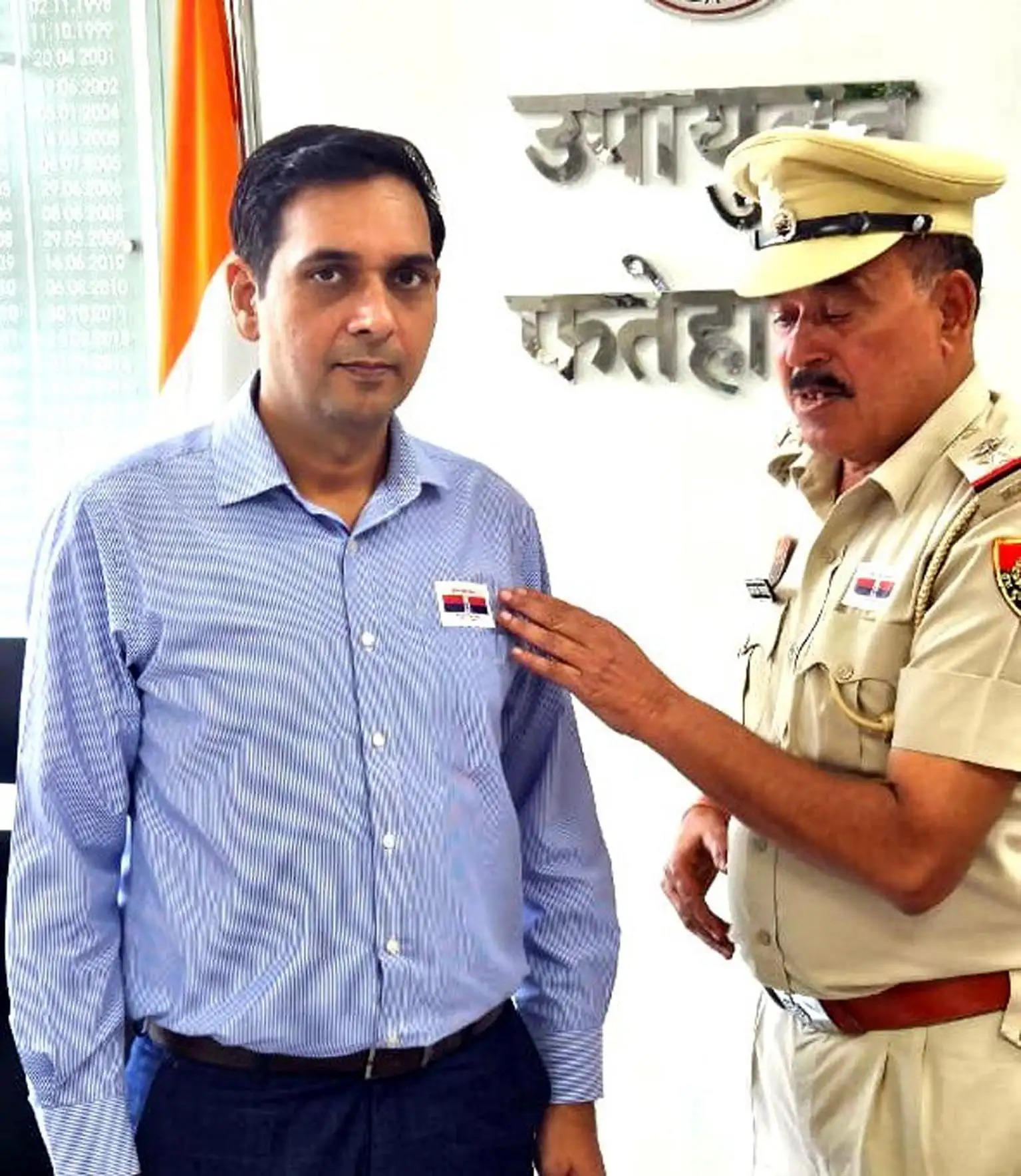 फतेहाबाद: पुलिस ने मनाया फ्लैग डे, अधिकारियों को लगाए ध्वज के स्टीकर