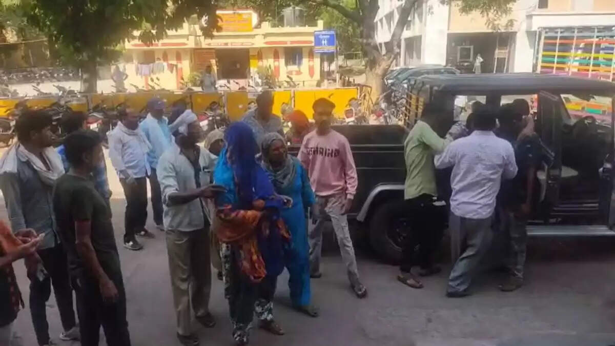 खरगोन में &nbsp;नगर पालिका का सफाई वाहन बेकाबू होकर पलटा,&nbsp;एक की मौत,&nbsp;12 कर्मचारी घायल