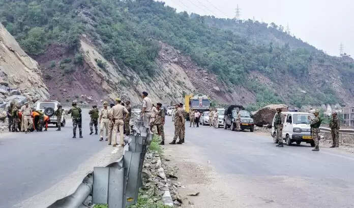 जम्मू-श्रीनगर राष्ट्रीय राजमार्ग पर सुरक्षाबलों ने की संयुक्त मॉक ड्रिल