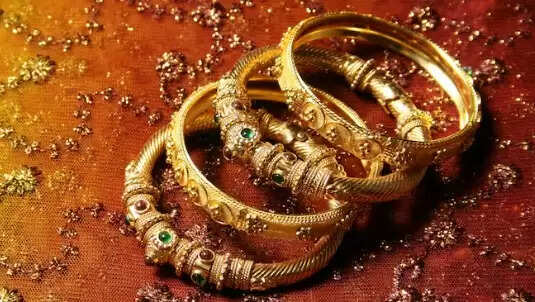 सर्राफा बाजार में सस्ता हुआ सोना, चांदी की भी घटी चमक