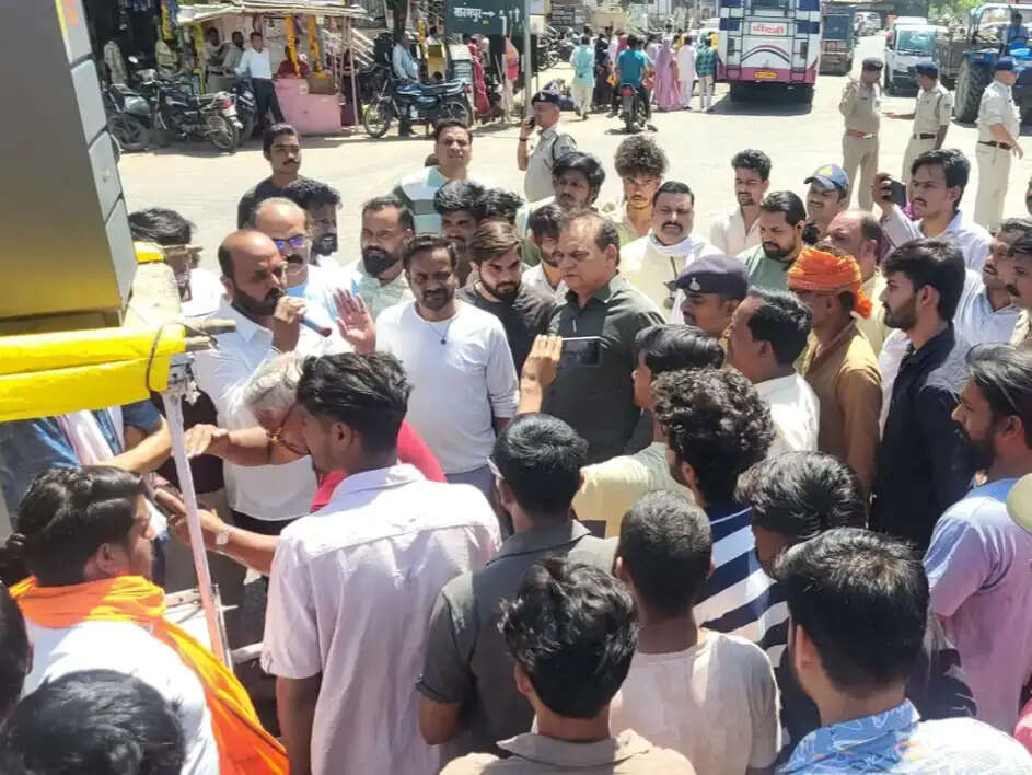 आगरमालवाः गौवंश के अवशेष मिलने के बाद बजरंग दल ने किया प्रदर्शन