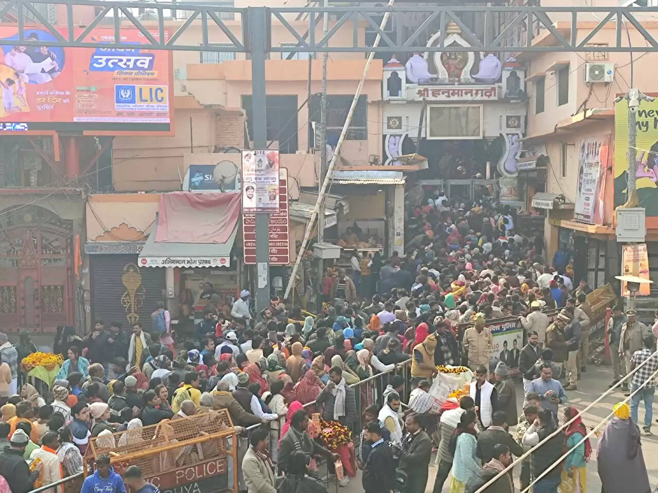 मकर संक्रांति पर अयोध्या में उमड़ा आस्था का जनसैलाब, पांच लाख श्रद्धालुओं ने लगाई सरयू में डुबकी