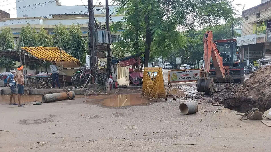 धमतरी के मुख्य राइजिंग पाइप में लीकेज, 40 वार्डों में पेयजल आपूर्ति बाधित