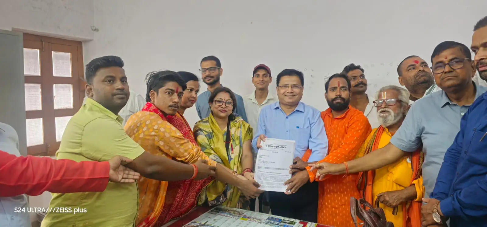 गौ हत्या पर प्रतिबंध को लेकर हजारों लोगों के हस्ताक्षरित आवेदन एसडीएम को सौंपा गया