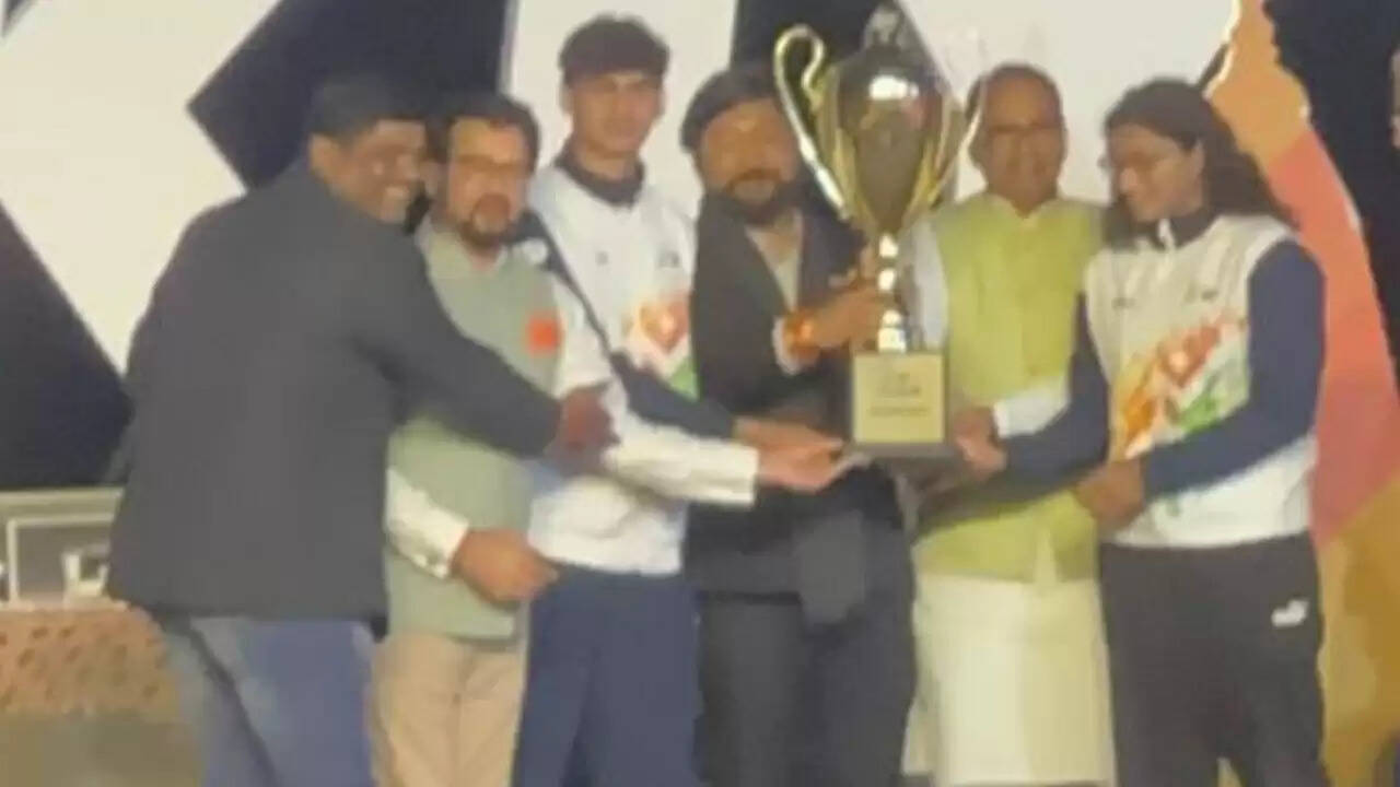 अभिनेता आर माधवन के बेटे वेदांत ने ''खेलो इंडिया यूथ गेम्स'' में जीते गोल्ड मेडल, पिता ने शेयर की तस्वीरें