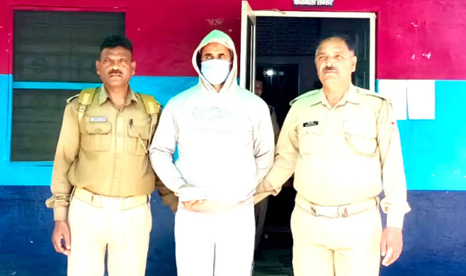 ईद की नमाज के दौरान फायरिंग मामले में तमंचे-कारतूस के साथ आरोपित गिरफ्तार