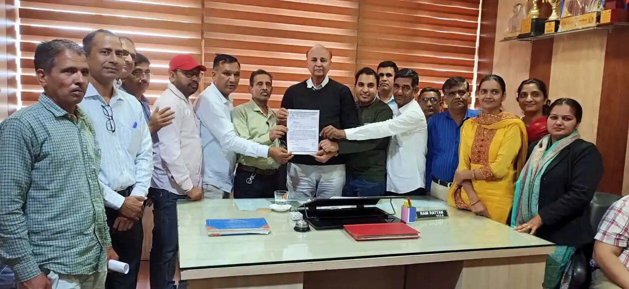 हिसार : तुगलकी फरमान जारी करके कर्मचारी विरोधी फैसले ले रही सरकार : हितेंद्र सिहाग