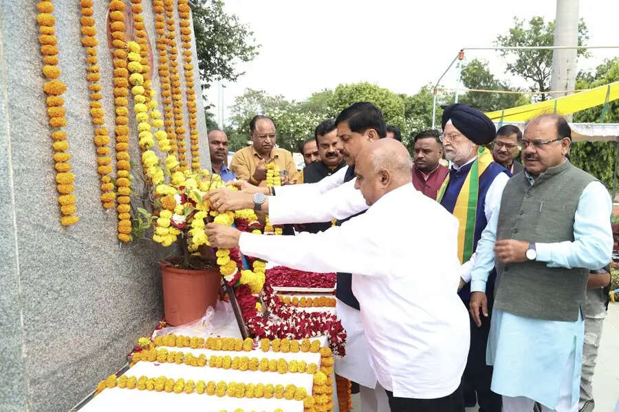 मुख्यमंत्री डॉ. यादव ने लौह पुरुष सरदार वल्लभ भाई पटेल की जयंती पर किया नमन
