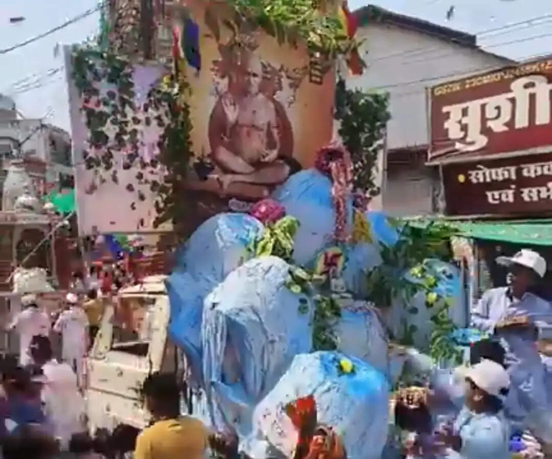 जबलपुर : महावीर जयंती पर निकली भव्य शोभायात्रा