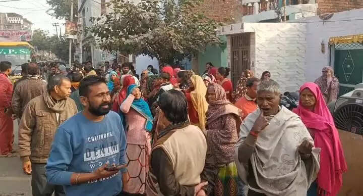 कब्जामुक्त करवाने पहुंची प्रशासनिक टीम के सामने युवक ने किया आत्मदाह का प्रयास