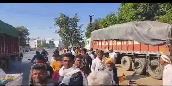 बांसवाड़ा में खाद की कालाबाजारी, दो गुना से अधिक दाम पर बिक रही खाद