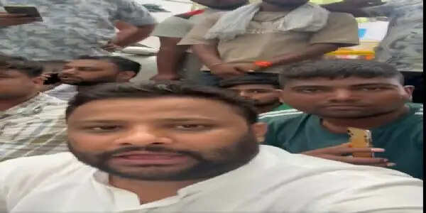 कल्याणपुरी में सफाईकर्मी की हत्या, आआपा विधायक कुलदीप कुमार धरने पर बैठे