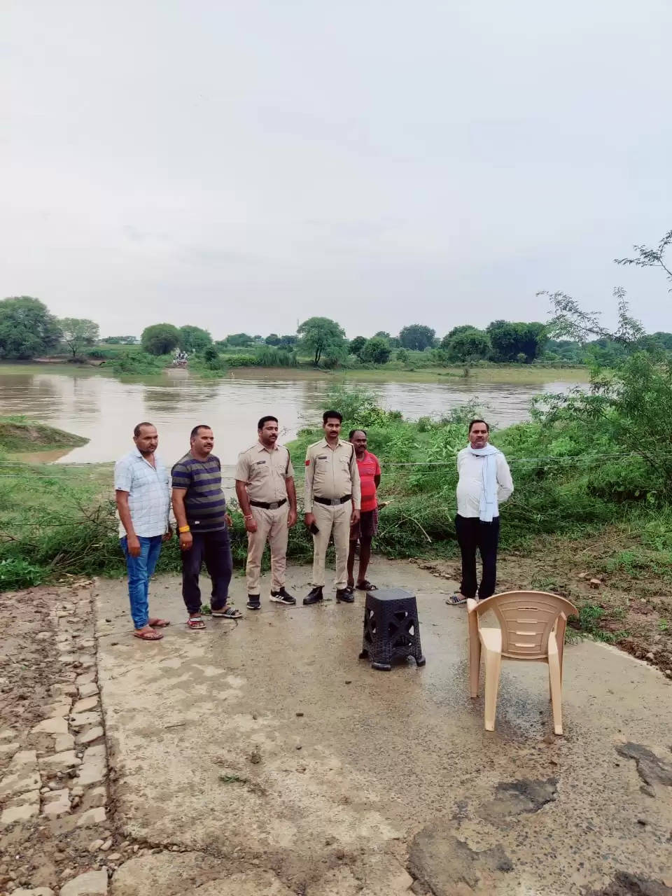 जान जोखिम में डालकर रपटा पार कर रहे ग्रामीणों का आवागमन हुआ बंद