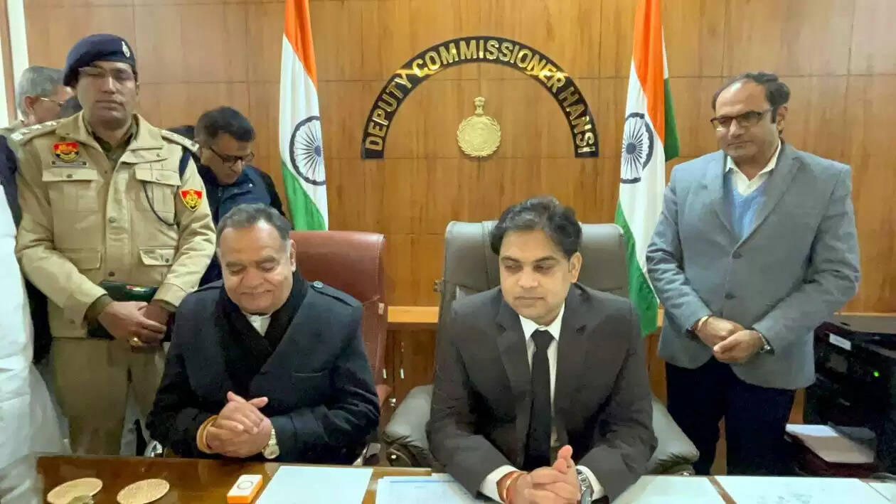 हिसार : हांसी जिले के पहले डीसी डॉ. राहुल नरवाल ने संभाला कार्यभार
