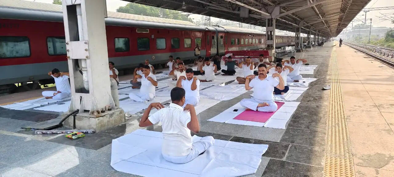 अन्तरराष्ट्रीय योग दिवस पर आदि योगी की नगरी काशी हुई योगमय,घरों से लेकर गंगा घाटों तक योगाभ्यास