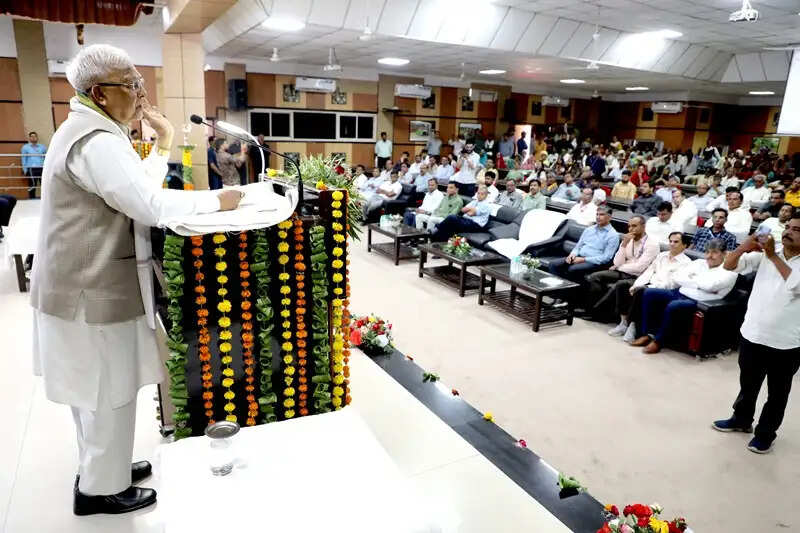 वैज्ञानिक आधुनिक कृषि का व्यवहारिक अनुभव किसानों को दे : राज्यपाल पटेल