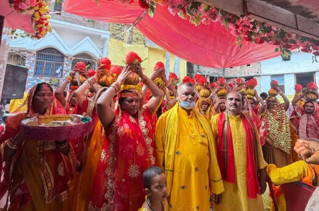 मां दुर्गा और बाबा बजरंगबली प्राण-प्रतिष्ठा महोत्सव को लेकर निकली भव्य कलश यात्रा