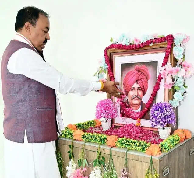 केशव प्रसाद मौर्य ने बंकिम चन्द्र चट्टोपाध्याय एवं छत्रपति शाहू महाराज के स्मृति-चित्रों पर की पुष्पांजलि