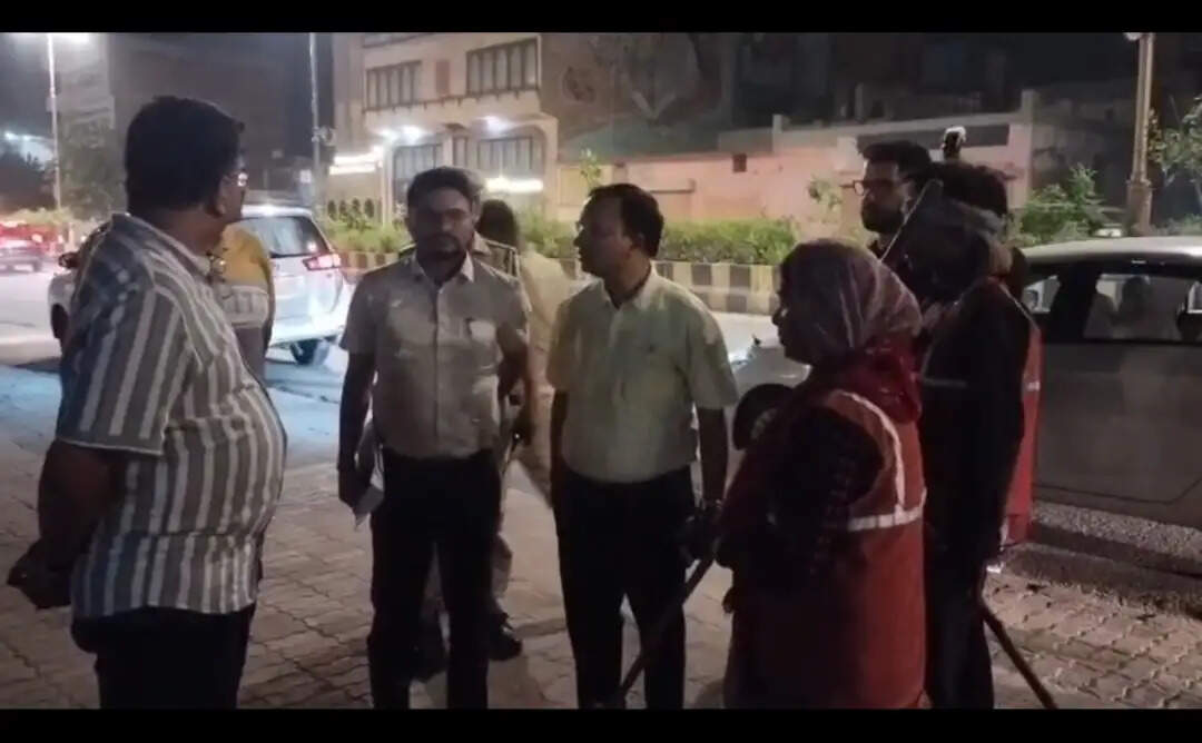 सफाई व्यवस्था पर निगम आयुक्त सख्त: रात्रि में 10 किलोमीटर पैदल किया निरीक्षण