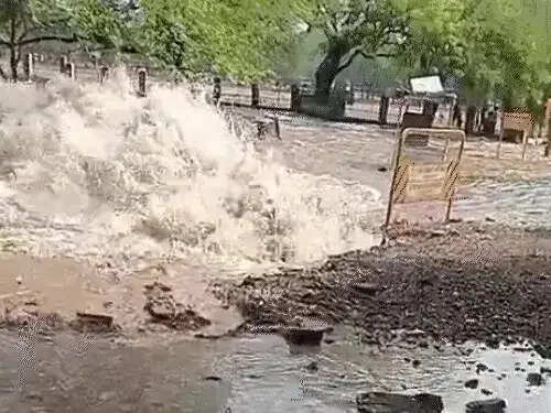 इंदाैर:&nbsp;महू में फटी नर्मदा की मुख्य पाइपलाइन, सड़कें बनीं तालाब, इंदौर की 80 टंकियों की जलापूर्ति ठप