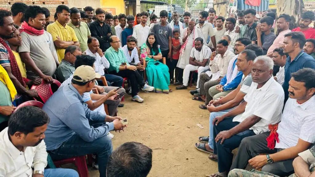 सड़क दुर्घटना में आदिम जनजाति की मौत, विरोध में 20 घंटे सड़क जाम